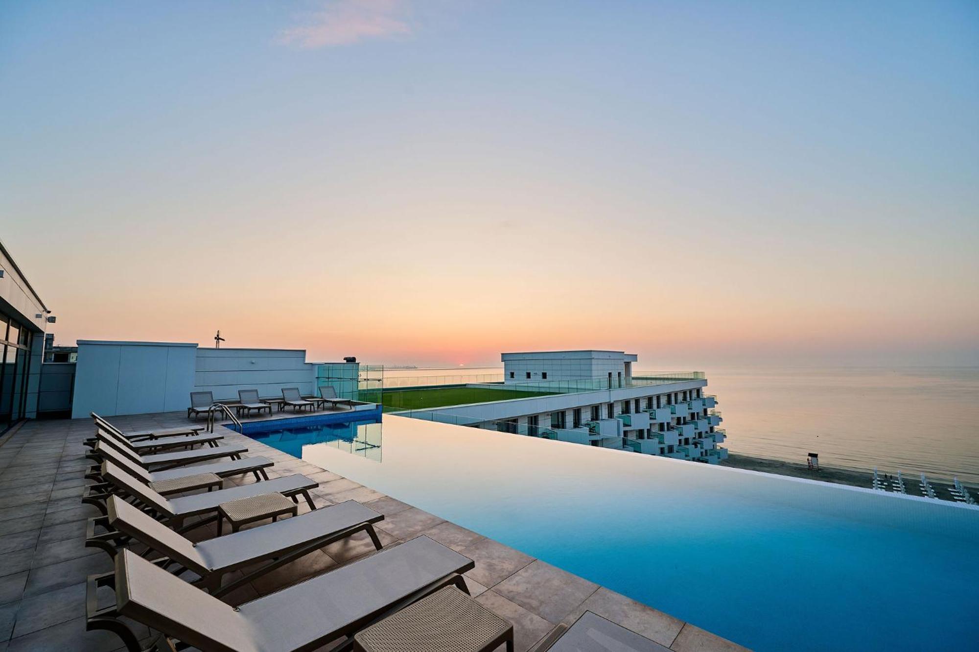 Alma Apartment In Infinity Beach Resort - Parking Mamaia Bagian luar foto