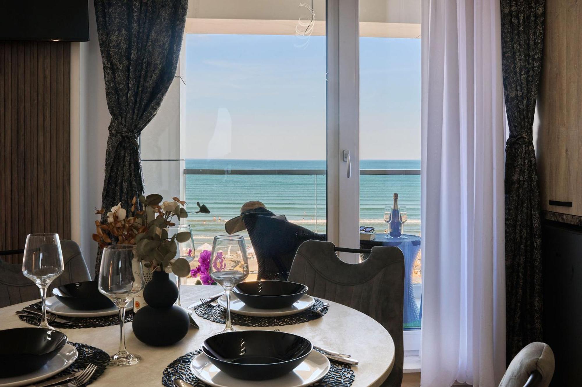 Alma Apartment In Infinity Beach Resort - Parking Mamaia Bagian luar foto